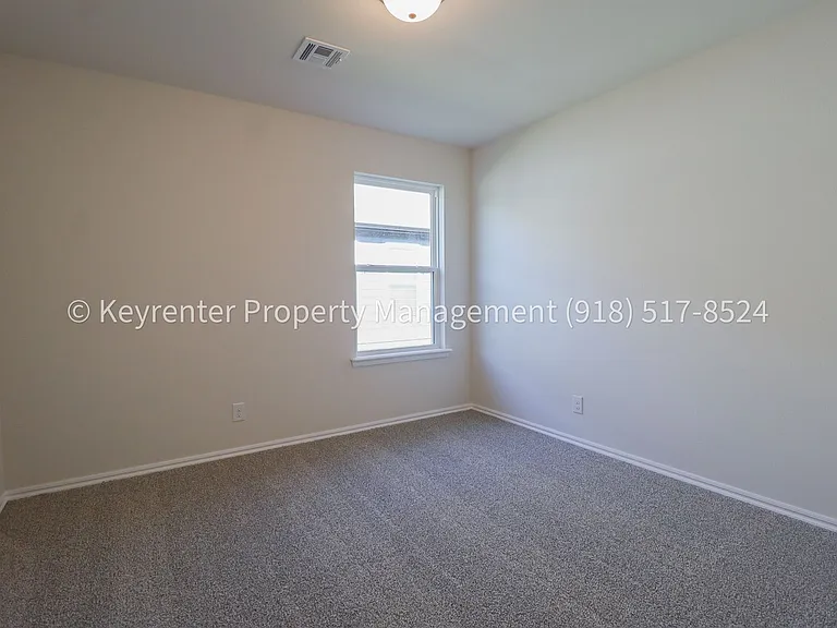 4500 W Winston St — Photo 9