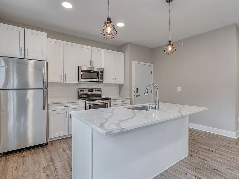 Brand New Luxury Apartments — Photo 5