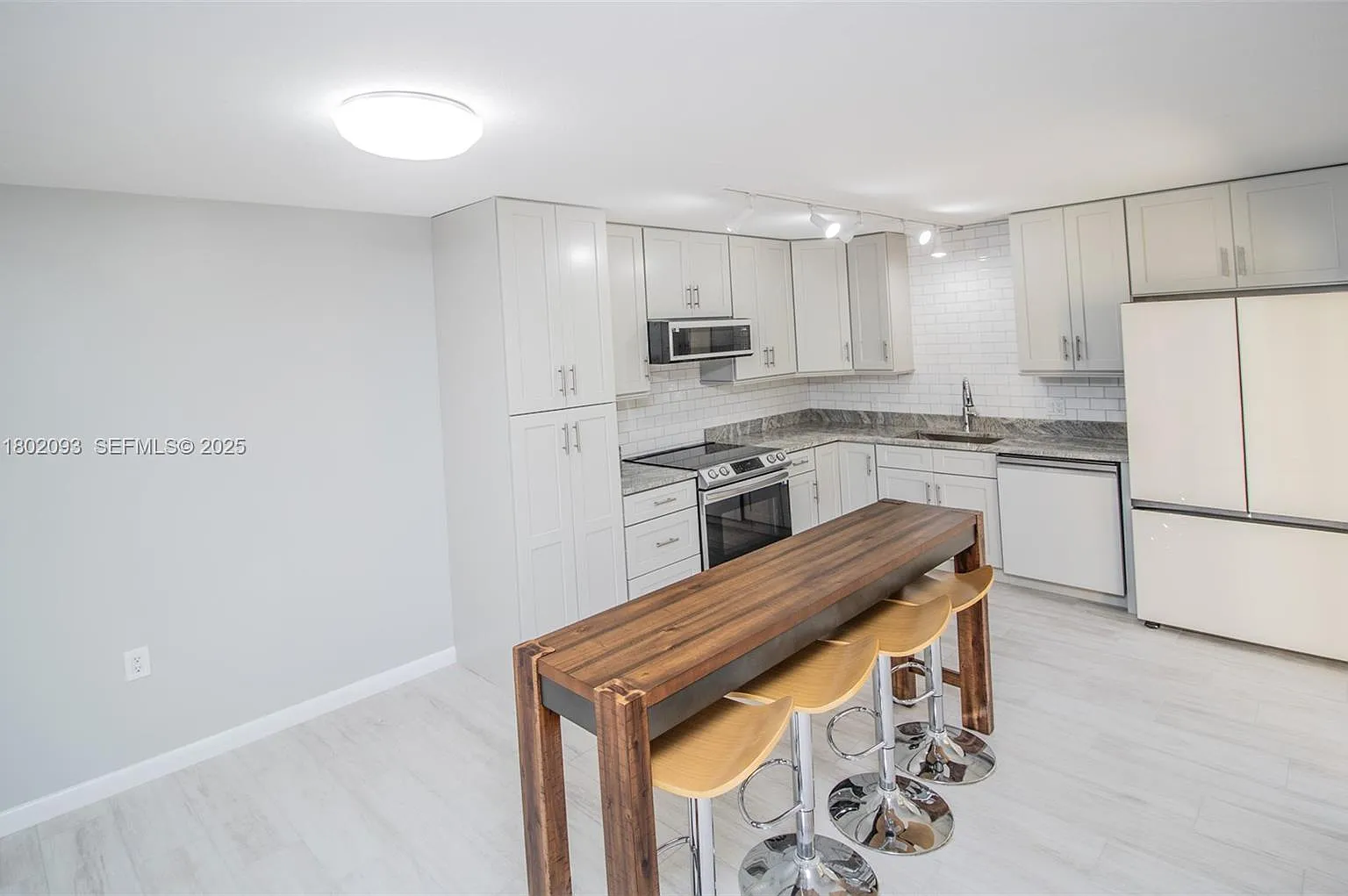 2 bed, 2.5 bath, 1488 sqft, $3,000 — Photo 3