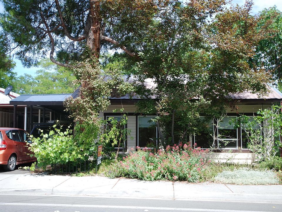 Tons of trees add privacy