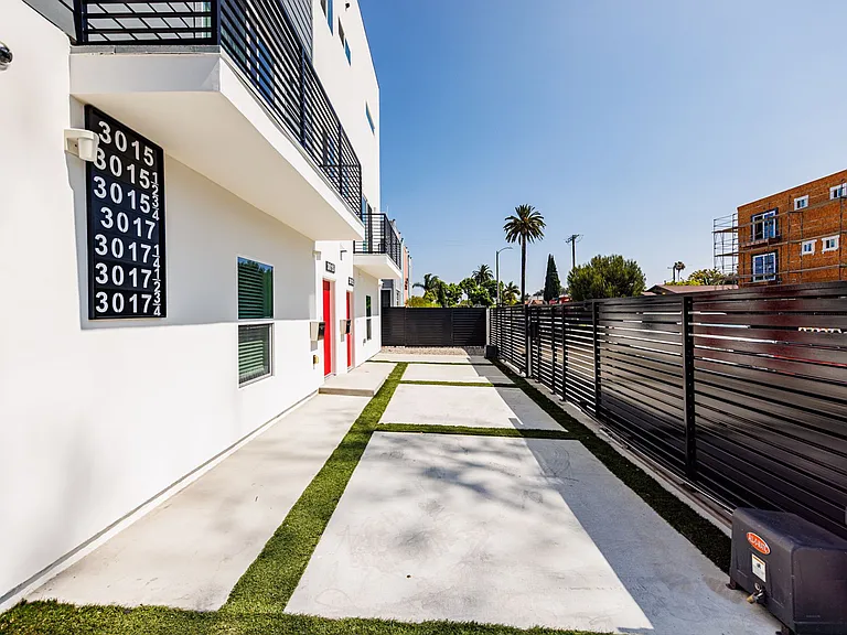 3015 Alsace Ave — Photo 8