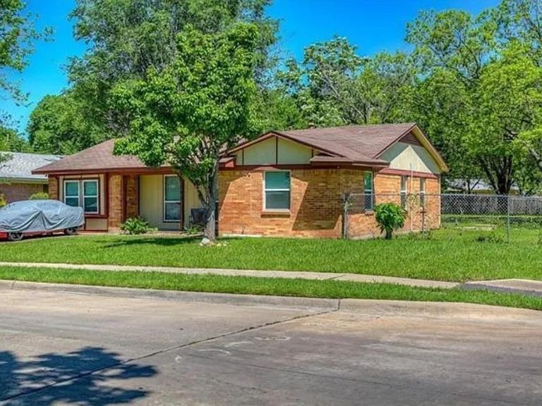 145 Tulip Dr — Photo 2