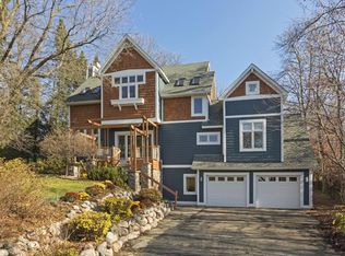 3184 Shoreline Ln, Arden Hills, MN 55112