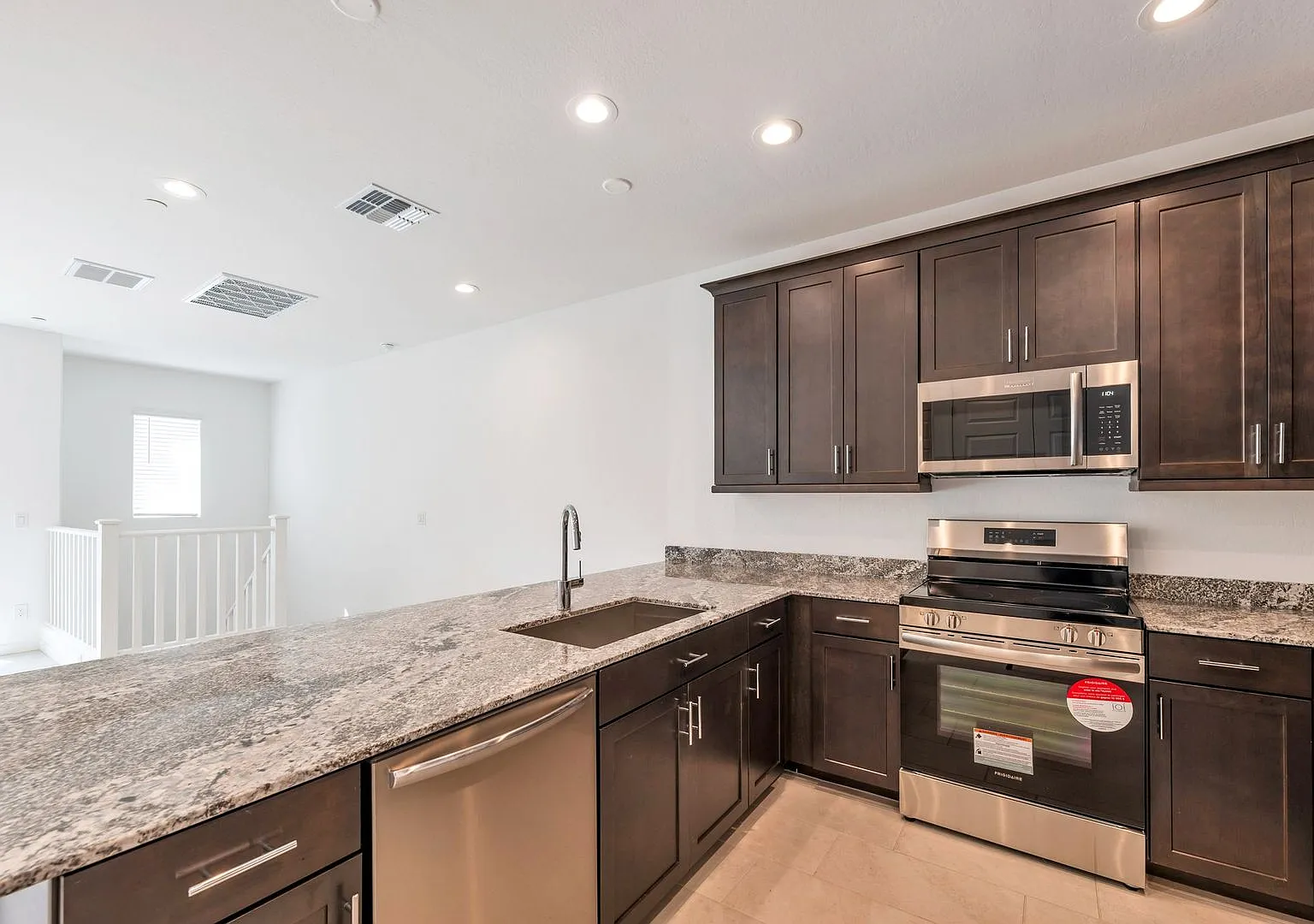 Like New luxurious townhome with 2 Master Suites in Warner Meadows! — Photo 2