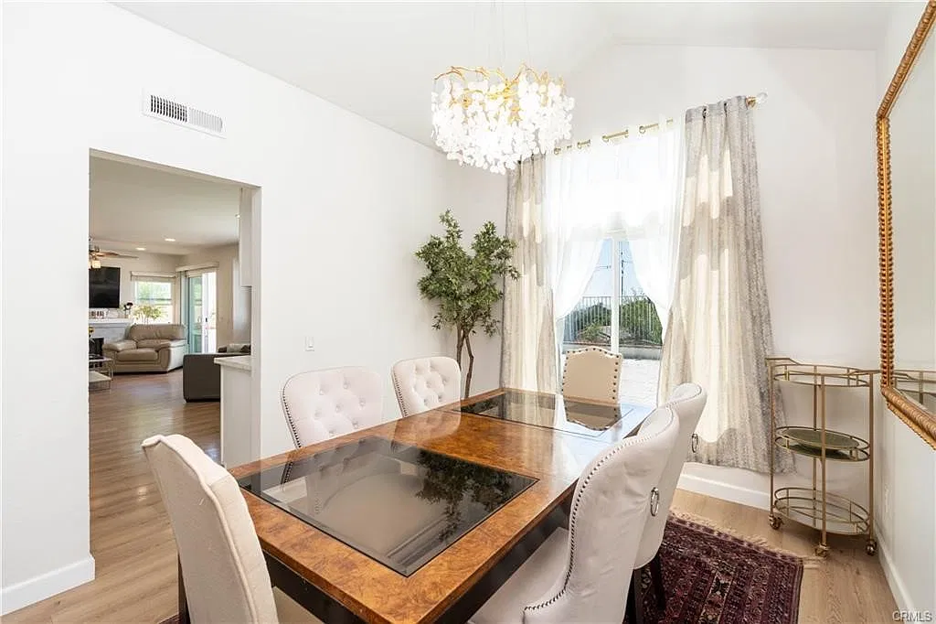 4 bed, 1969 sqft, $3,990 — Photo 4