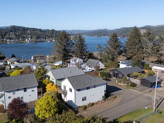5th image of 267 SE Tide Ave