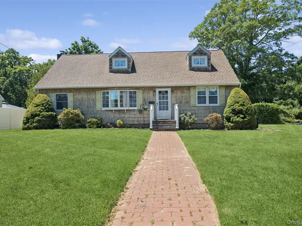 52 Center Street, Ronkonkoma, NY 11779