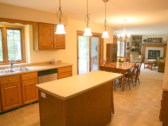 5th image of 5911 Green Clover Ln