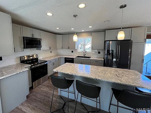 3rd image of 17 Sierra Dr