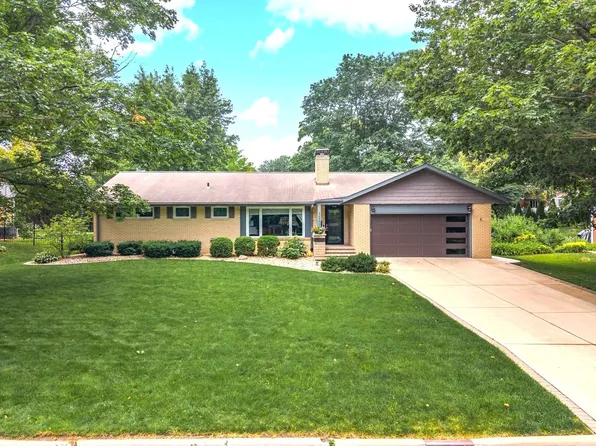 209 Orleans Dr, Bloomington, IL 61701