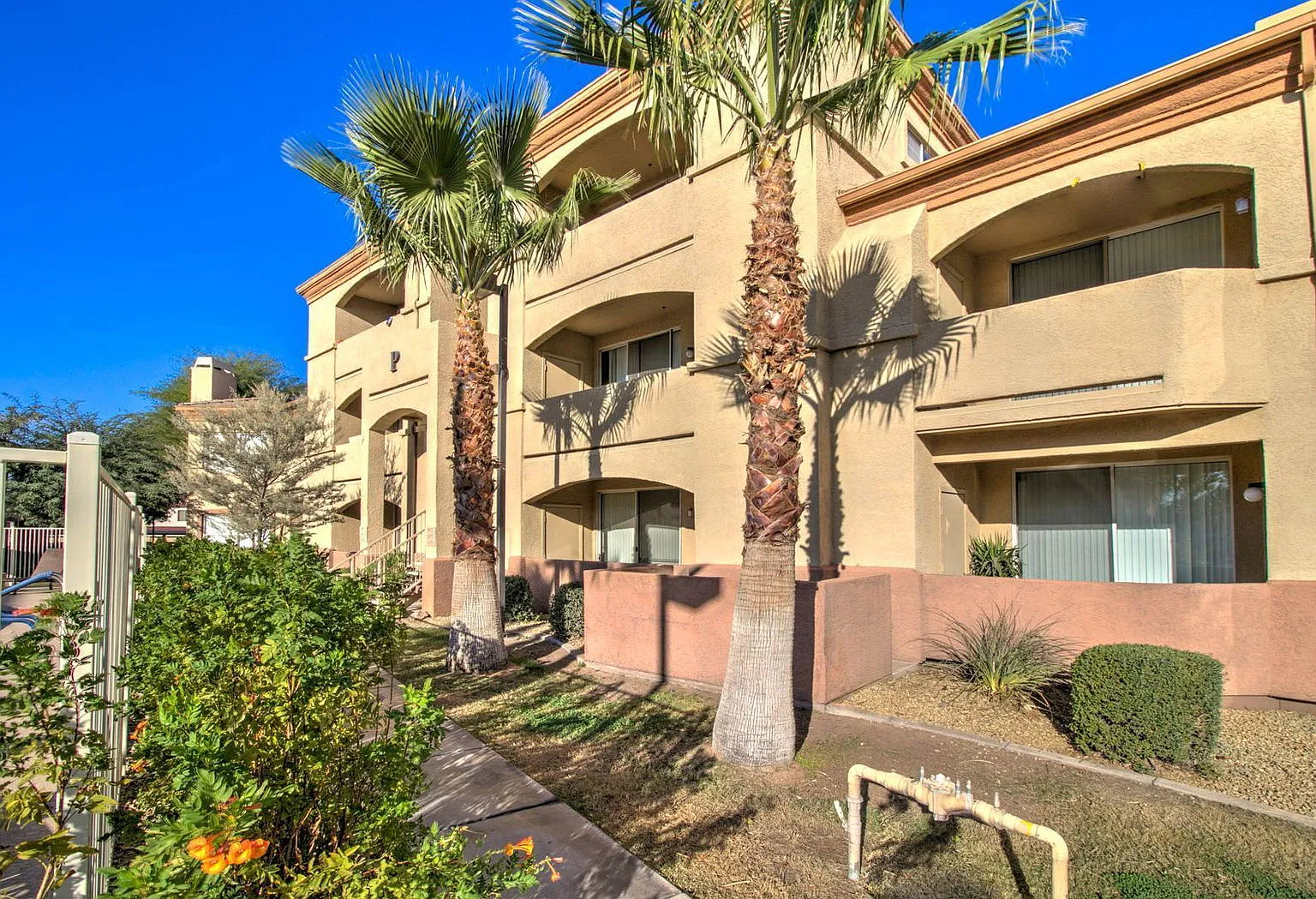 1 bed, 1.0 bath, 745 sqft, $1,300 — Photo 2