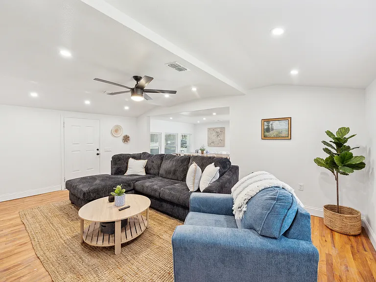229 Sherman Dr — Photo 5