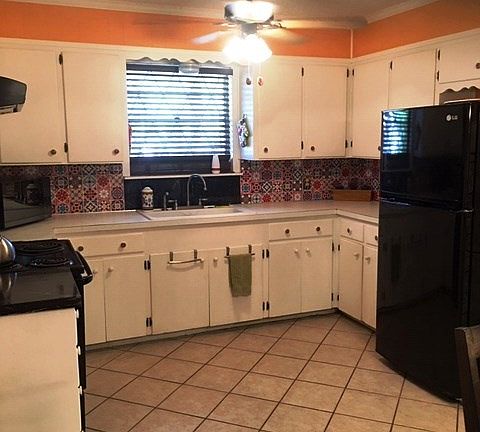 4th image of 323 W Avenue P