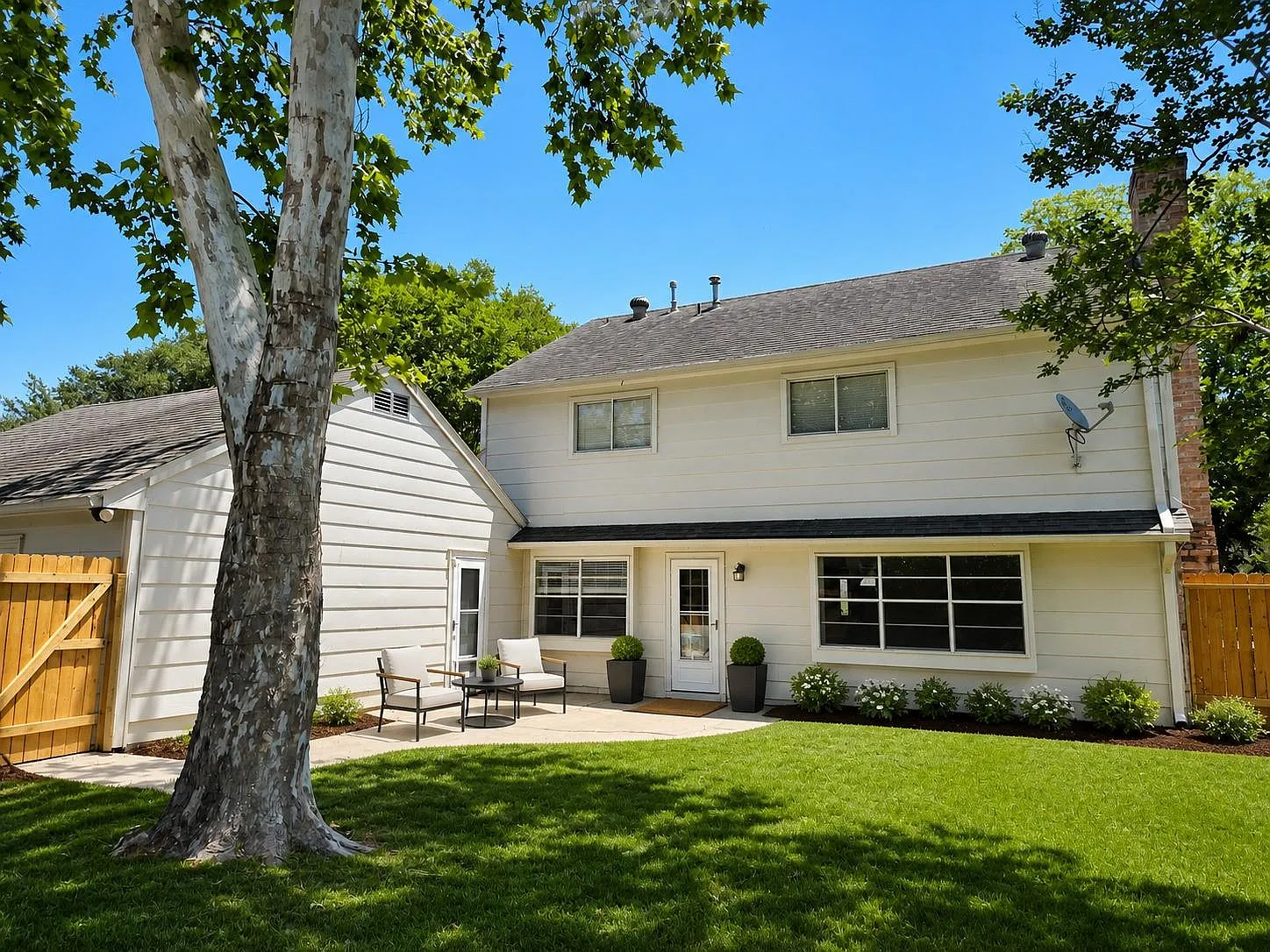 4 bed, 2.5 bath, 2252 sqft, $2,250 — Photo 3