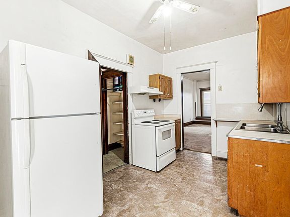 4th image of 924 N Main St