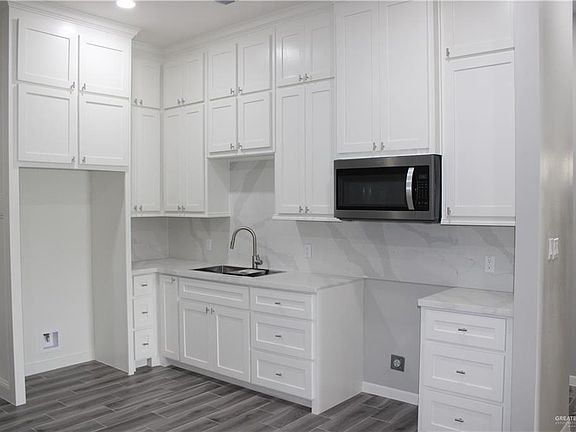 4th image of 704 W 25th St