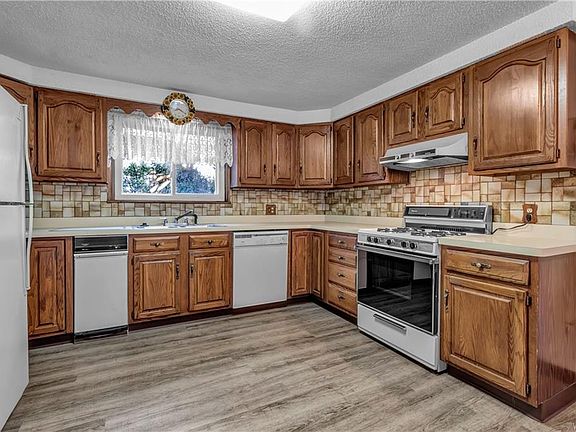 5th image of 224 Zimmerman Blvd