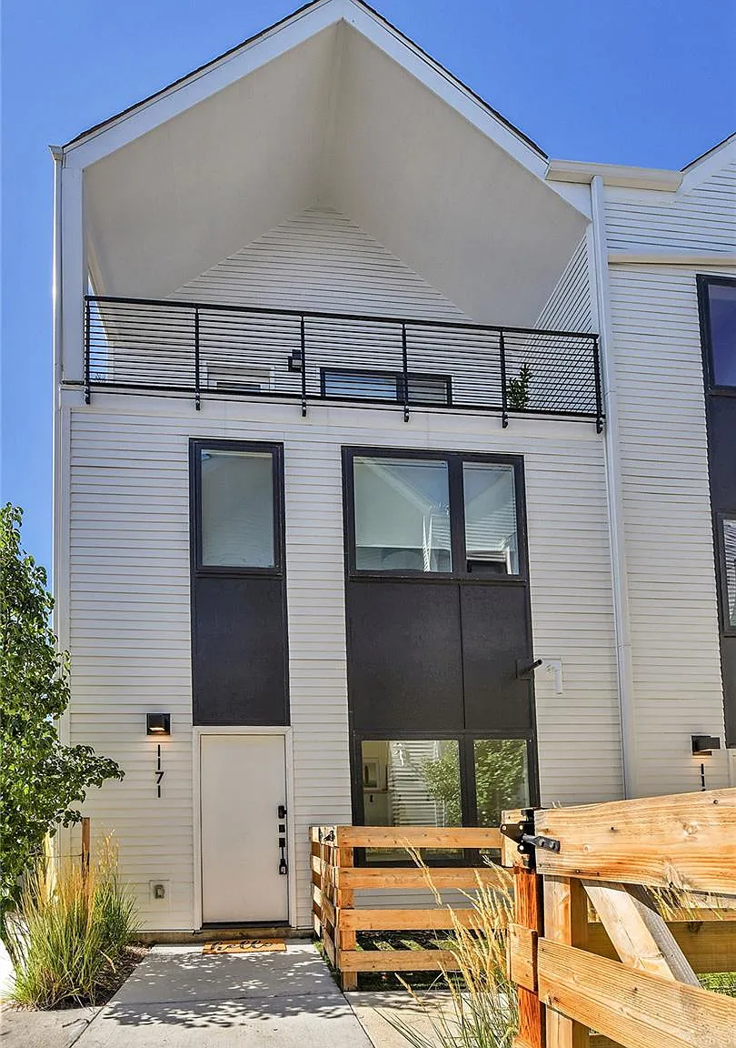 2 bed, 1365 sqft, $2,900 — Photo 2
