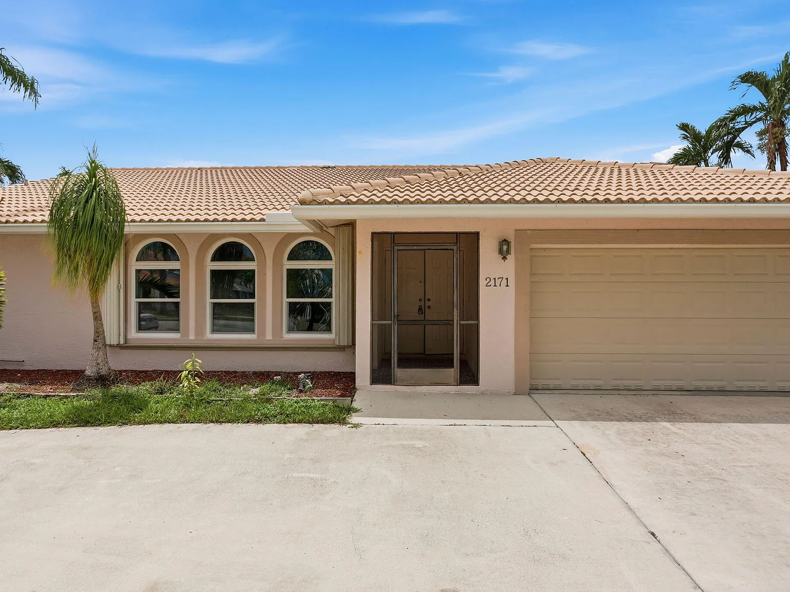 3 bed, 2.0 bath, 2236 sqft, $3,850 — Photo 3