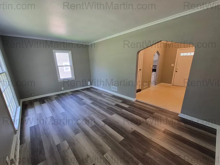 925 Hammond Ave — Photo 3