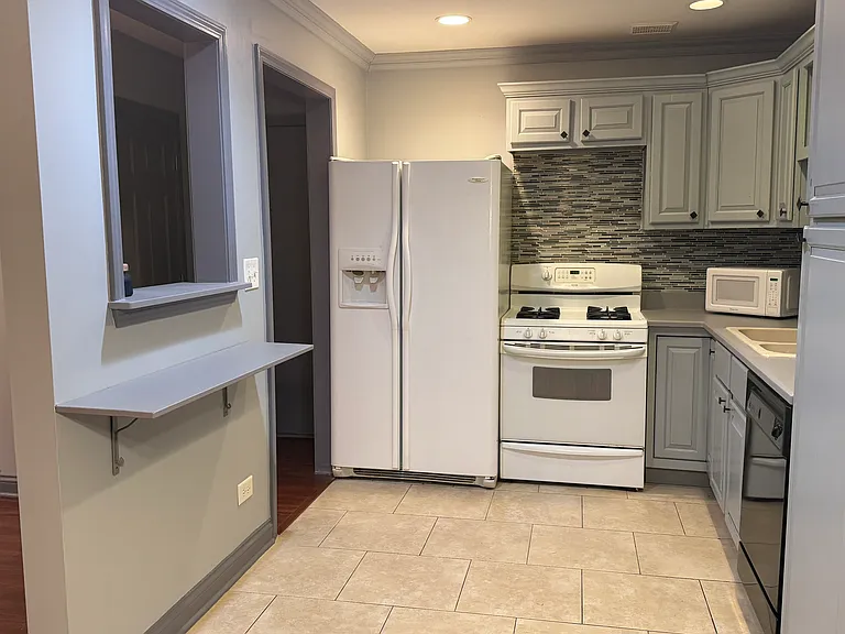 9S060 Lake Dr #12-102 — Photo 7