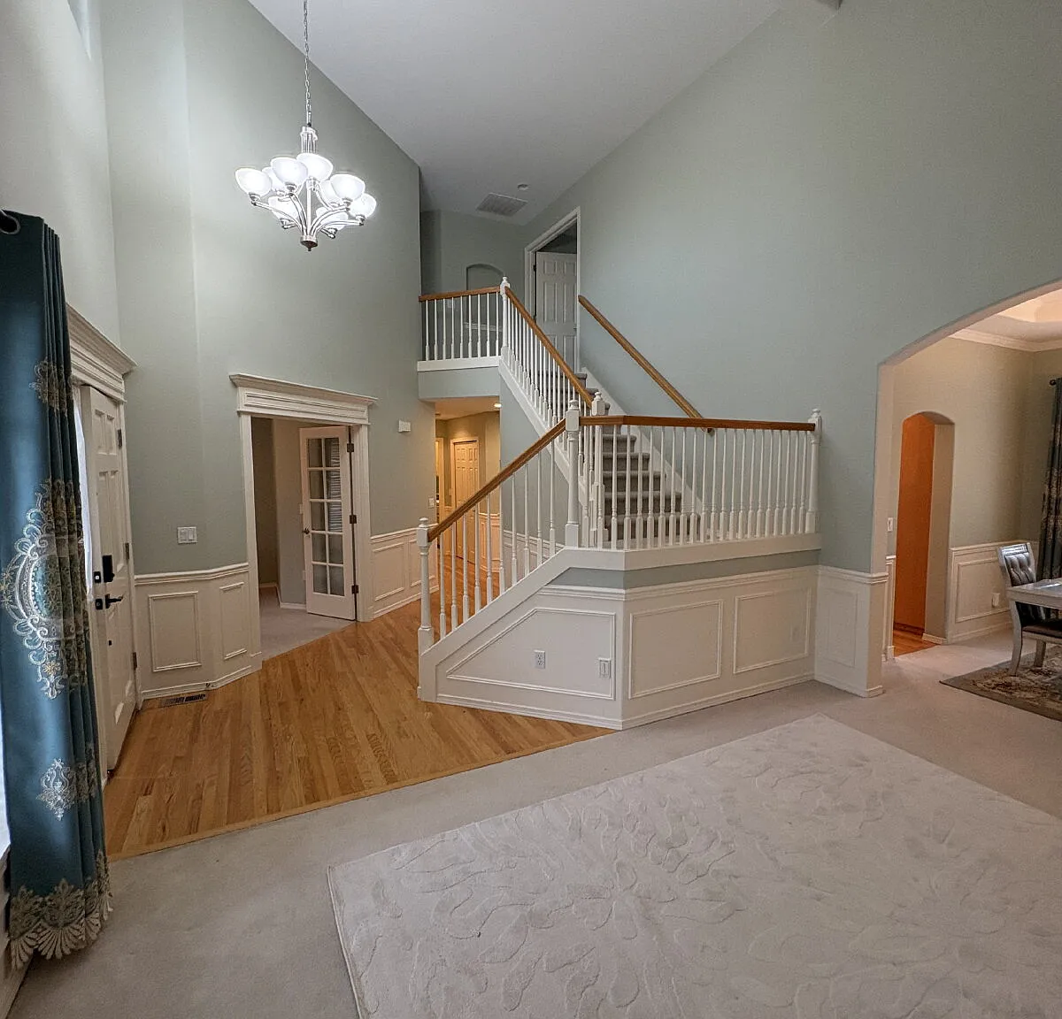 5 bed, 2.5 bath, 2590 sqft, $4,500 — Photo 2