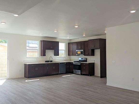4th image of 9041 Noble Ave