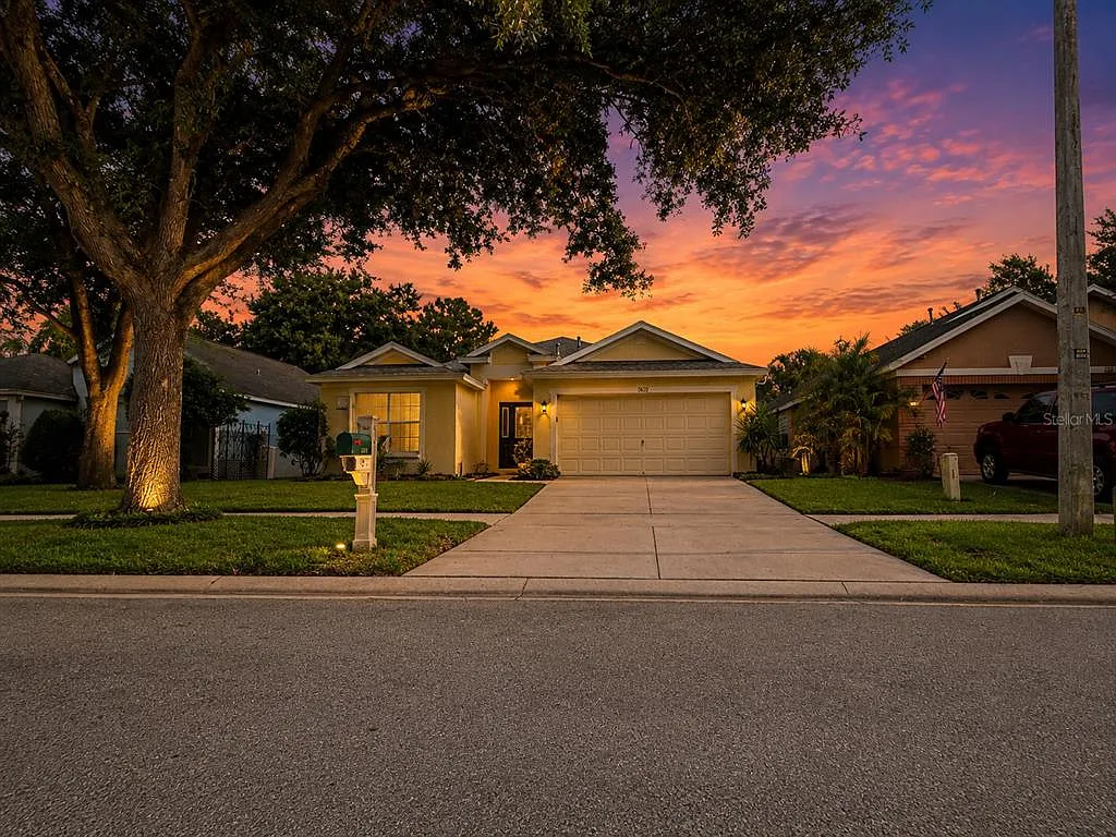 3 bed, 2.0 bath, 1641 sqft, $2,300 — Photo 1