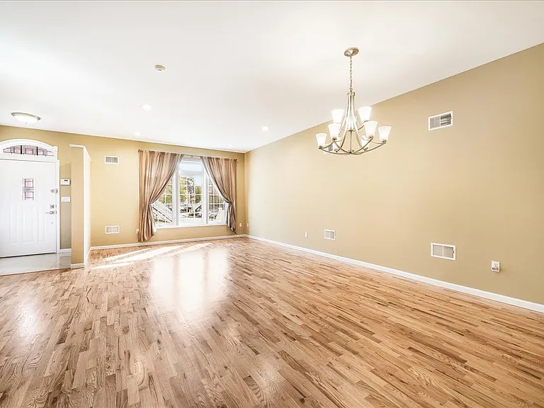 58 Alexander Ct — Photo 9