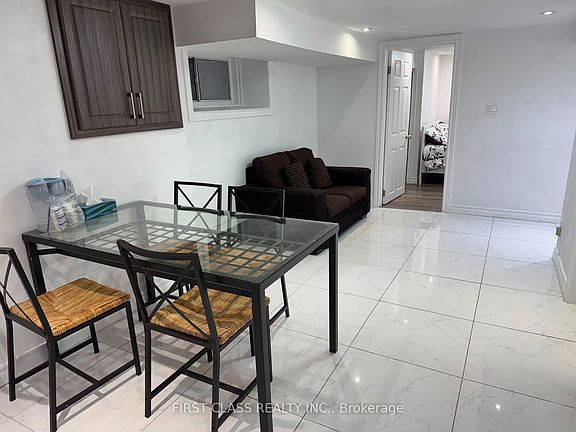 3rd image of 524 Bathurst St