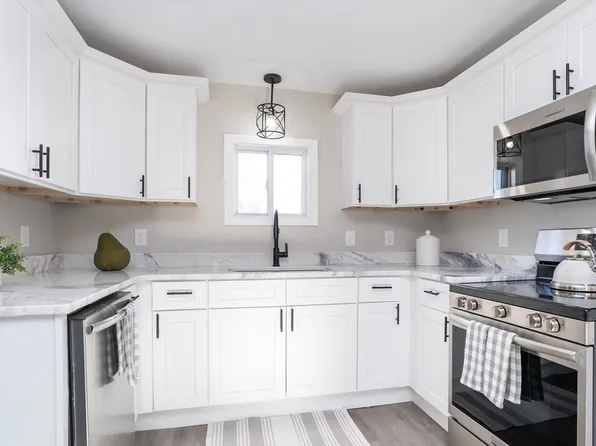 20 Pendleton Ave, Chicopee, MA 01020