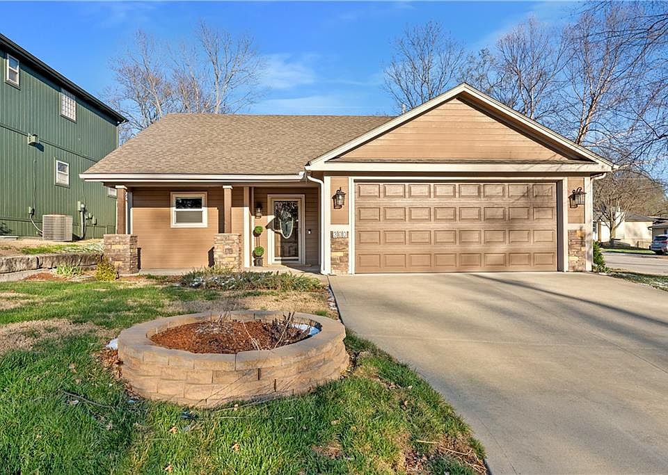1st image of 300 NW Fox Hollow Ln