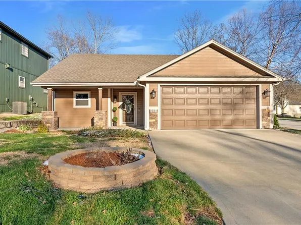 300 NW Fox Hollow Ln, Blue Springs, MO 64015