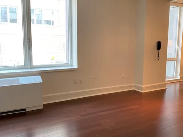 60 Riverside Boulevard image 3 of 10