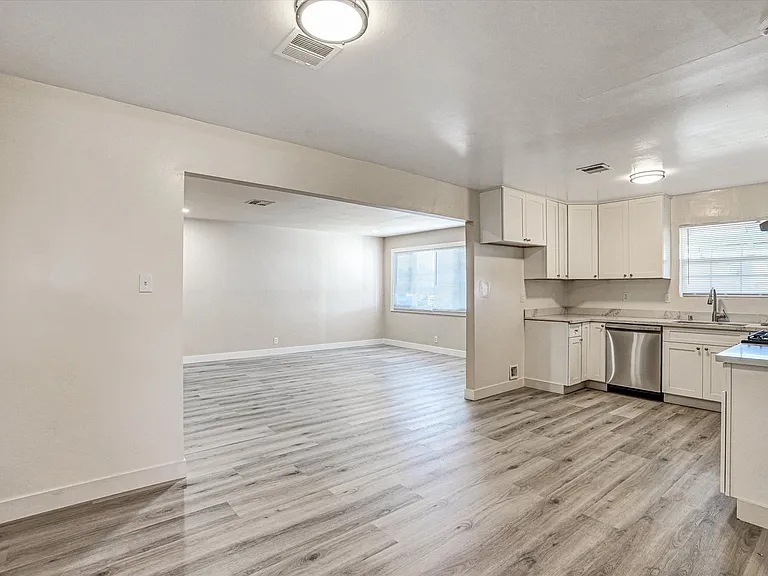 452 Wilshire Ave — Photo 7