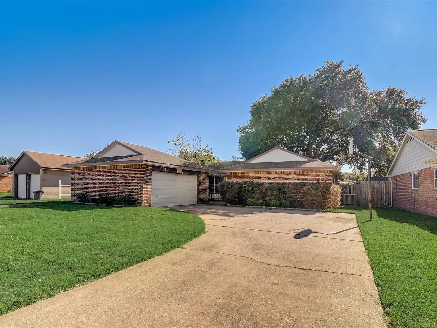 3 bed, 2.0 bath, 1526 sqft, $2,100 — Photo 3
