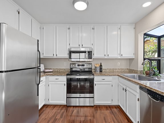 5th image of 1008 El Camino Real