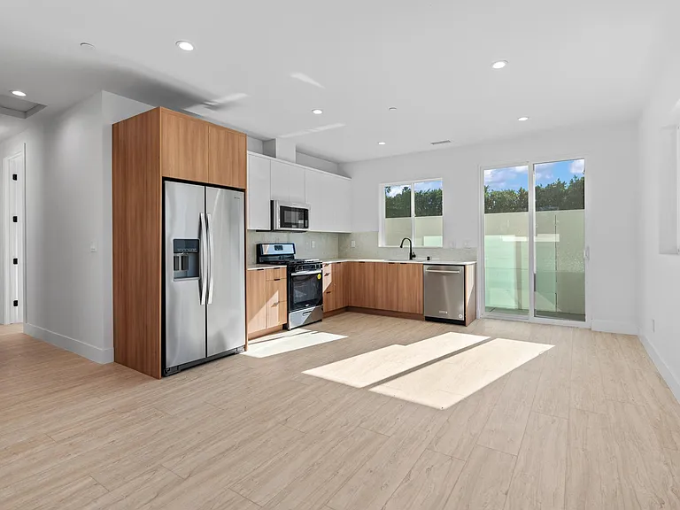 15216 W Holyland Dr — Photo 3
