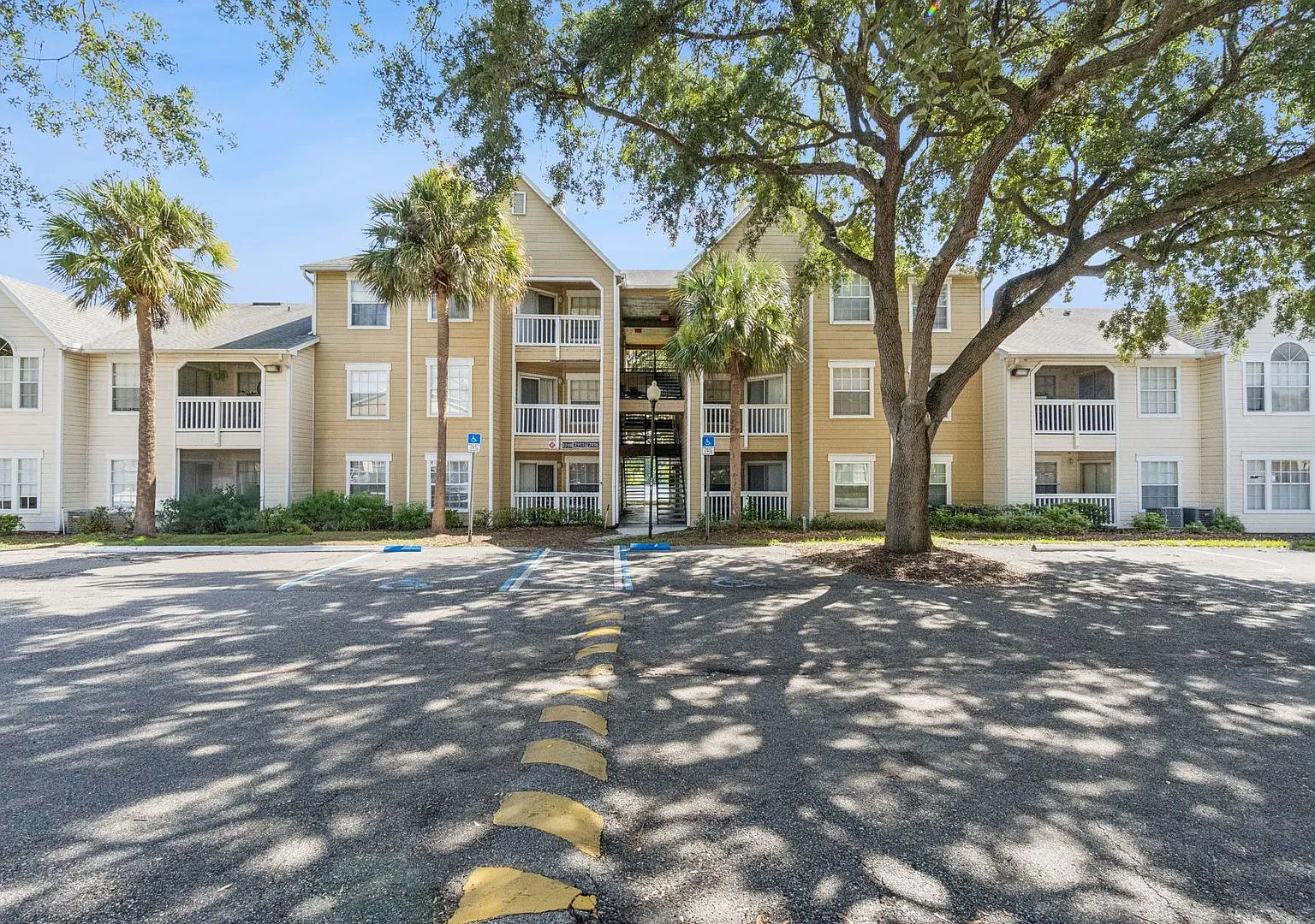 1 BR / 1 BA Condo in Tradewinds — Photo 1