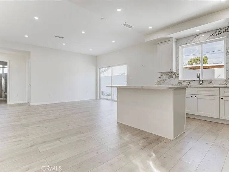 7408 Radford Ave — Photo 5