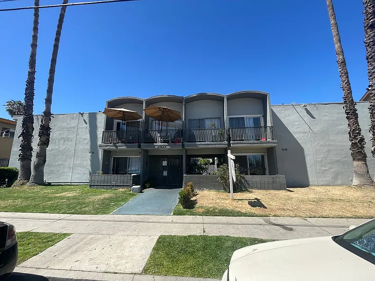 21827 Lanark St — Photo 22