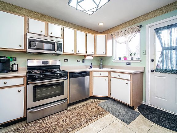 3rd image of 68 E Aspen Cir