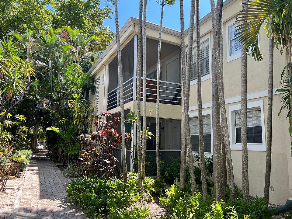 1st image of 320 SE 10th Ave APT D
