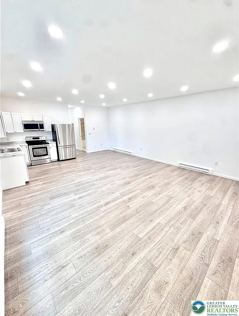 2 bed, 1.0 bath, 900 sqft, $1,495 — Photo 3