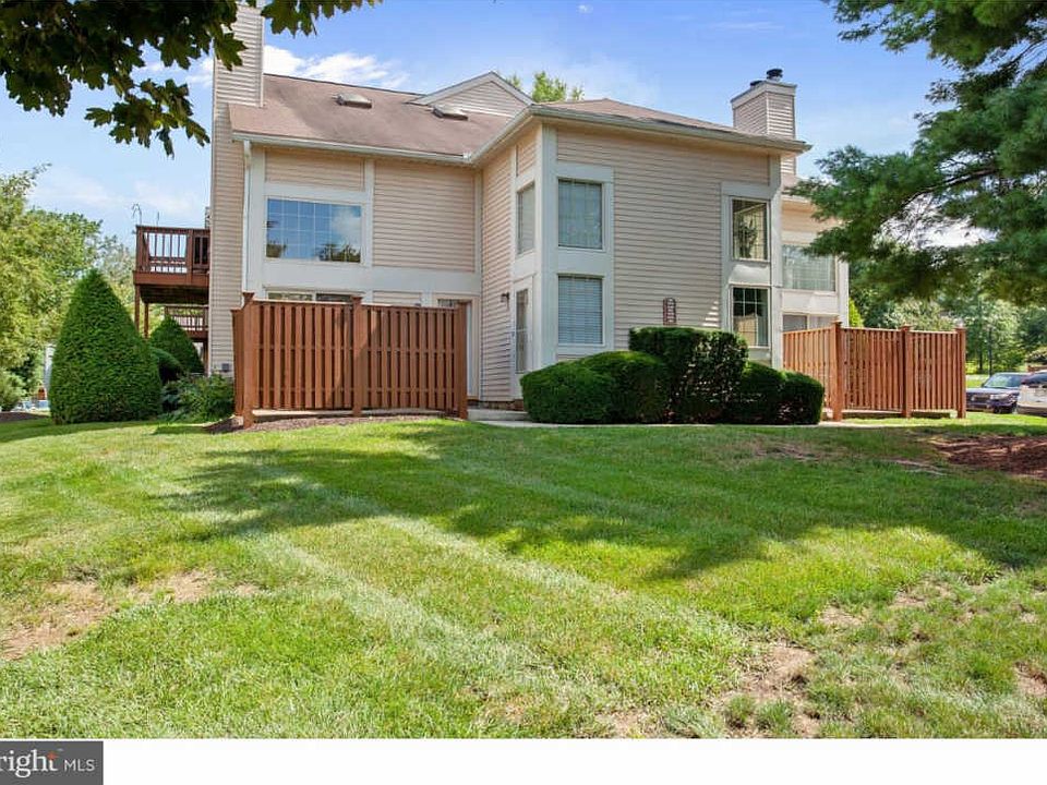 1st image of 428 Brown Briar Cir