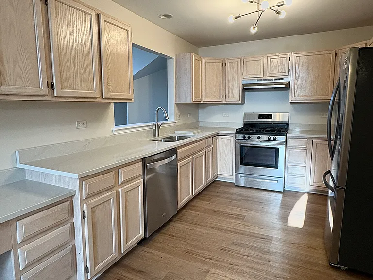 1228 Tennyson Ln — Photo 4