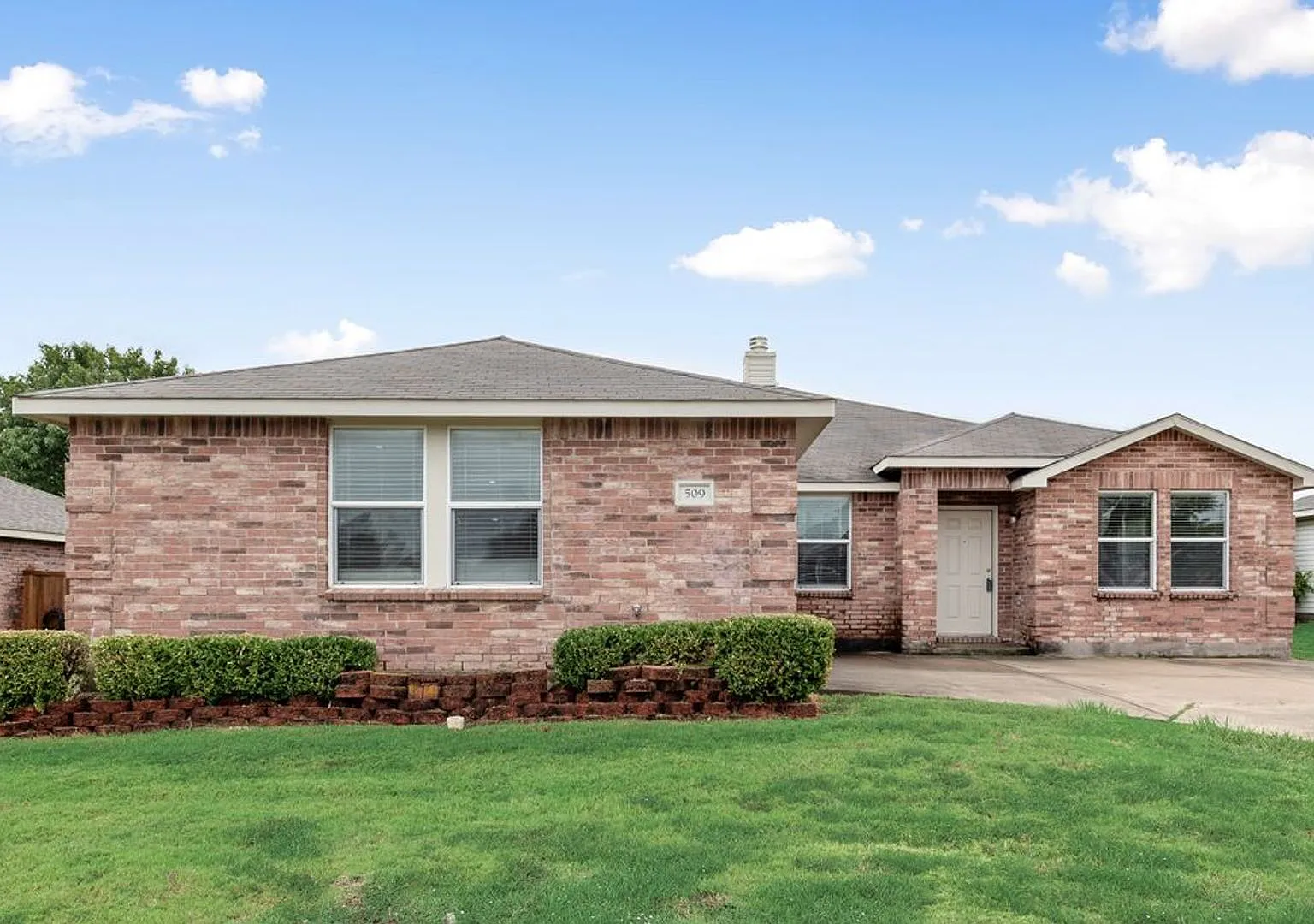 Adorable Royse City home with large backyard! — Photo 1