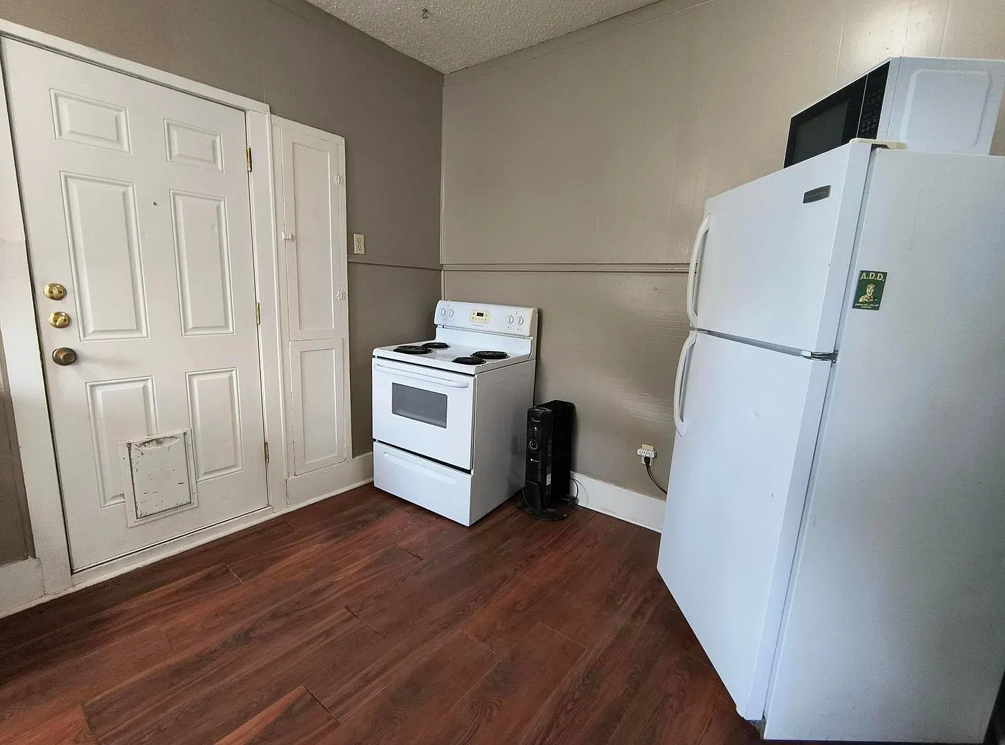 Affordable 1 Bedroom 1 Bath Available Now! — Photo 2