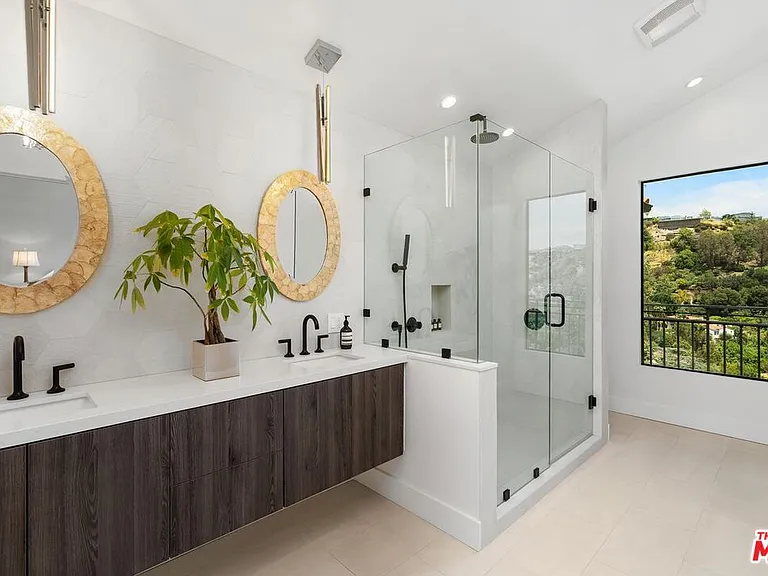 2528 Carman Crest Dr — Photo 15