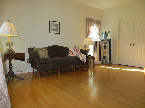 3rd image of 303 Quidor Ct